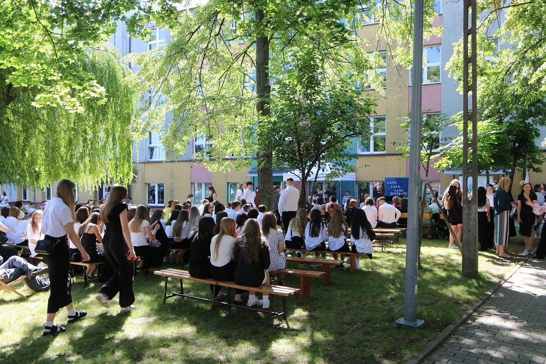 Zakończenie roku szkolnego w I Liceum Ogólnokształcącym w Ostrołęce [21.06.2024] - zdjęcie #30 - eOstroleka.pl