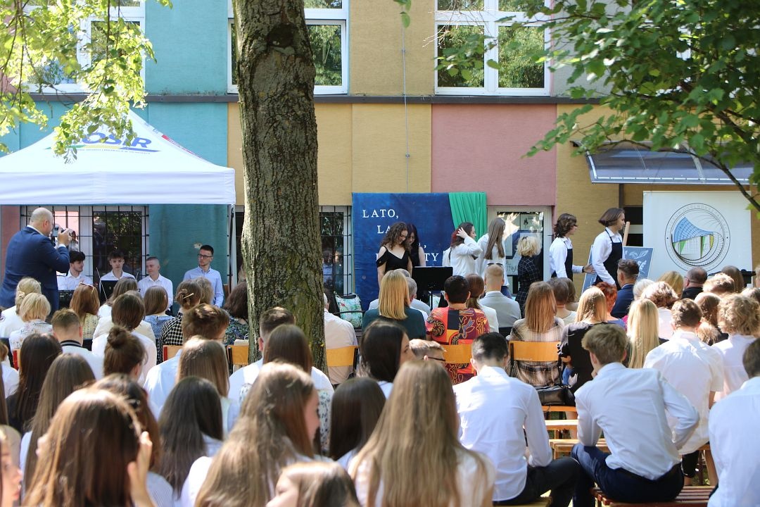 Zakończenie roku szkolnego w I Liceum Ogólnokształcącym w Ostrołęce [21.06.2024] - zdjęcie #18 - eOstroleka.pl