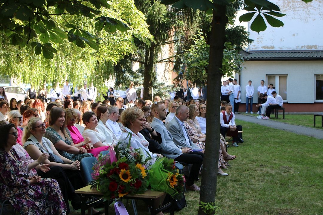 Zakończenie roku szkolnego w I Liceum Ogólnokształcącym w Ostrołęce [21.06.2024] - zdjęcie #15 - eOstroleka.pl