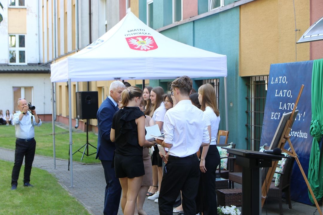 Zakończenie roku szkolnego w I Liceum Ogólnokształcącym w Ostrołęce [21.06.2024] - zdjęcie #6 - eOstroleka.pl