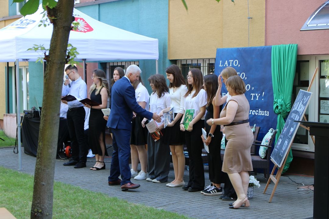 Zakończenie roku szkolnego w I Liceum Ogólnokształcącym w Ostrołęce [21.06.2024] - zdjęcie #5 - eOstroleka.pl