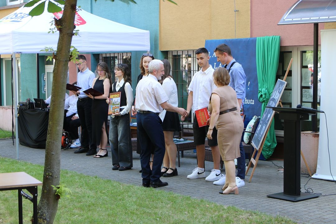 Zakończenie roku szkolnego w I Liceum Ogólnokształcącym w Ostrołęce [21.06.2024] - zdjęcie #4 - eOstroleka.pl