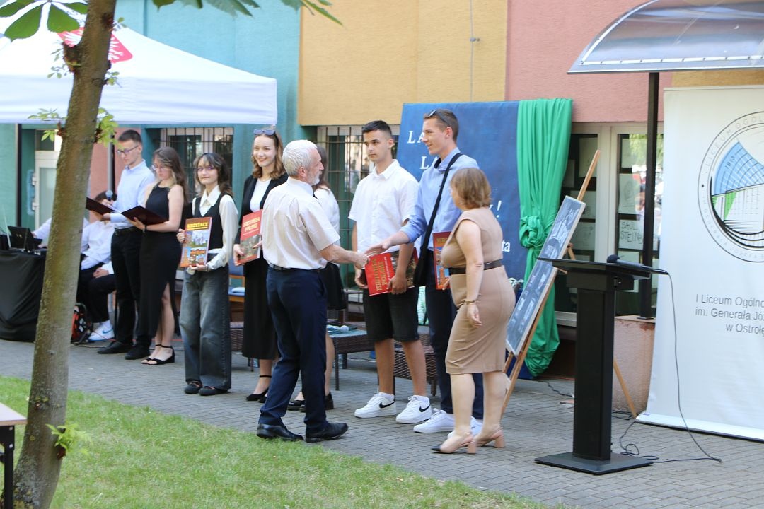 Zakończenie roku szkolnego w I Liceum Ogólnokształcącym w Ostrołęce [21.06.2024] - zdjęcie #3 - eOstroleka.pl