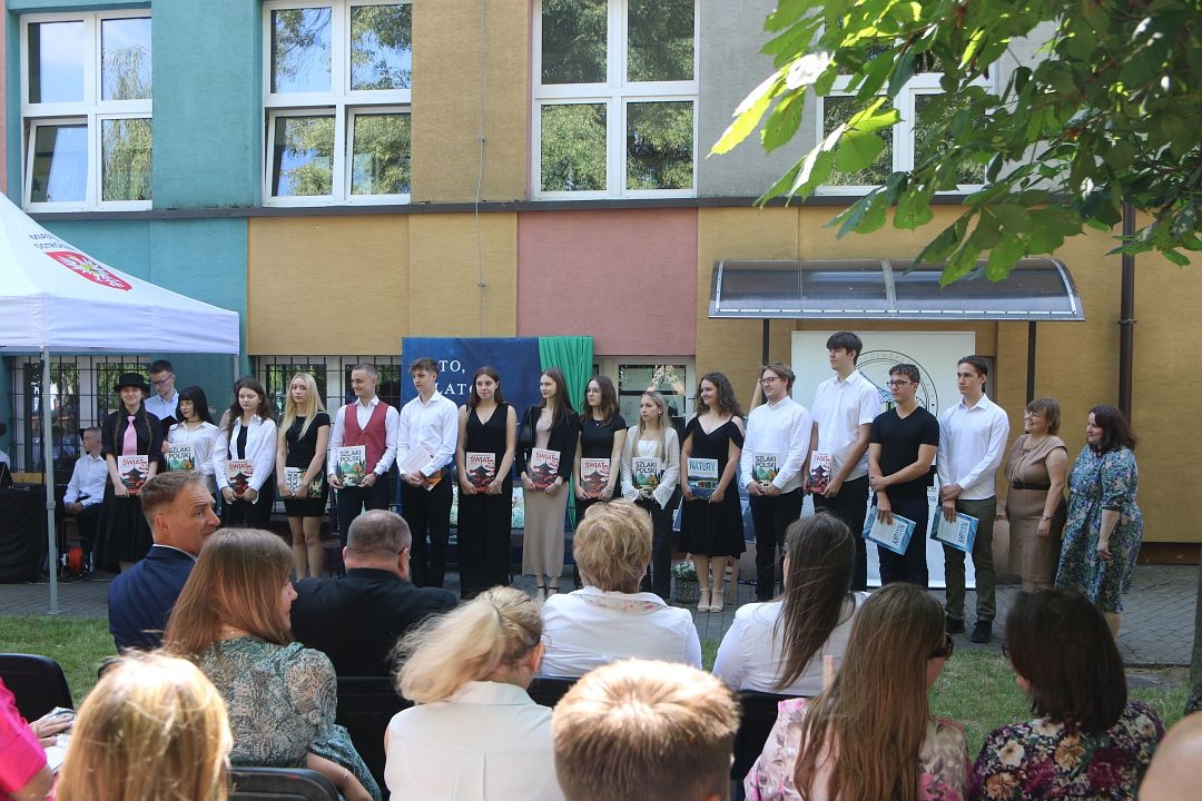 Zakończenie roku szkolnego w I Liceum Ogólnokształcącym w Ostrołęce [21.06.2024] - zdjęcie #2 - eOstroleka.pl