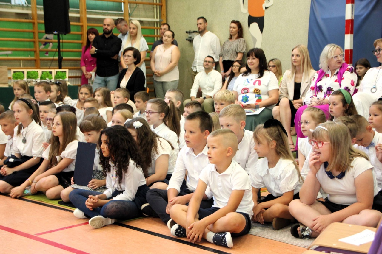 Zakończenie roku szkolnego 2023/24 w Szkole Podstawowej w Rzekuniu [21.06.2024] - zdjęcie #2 - eOstroleka.pl