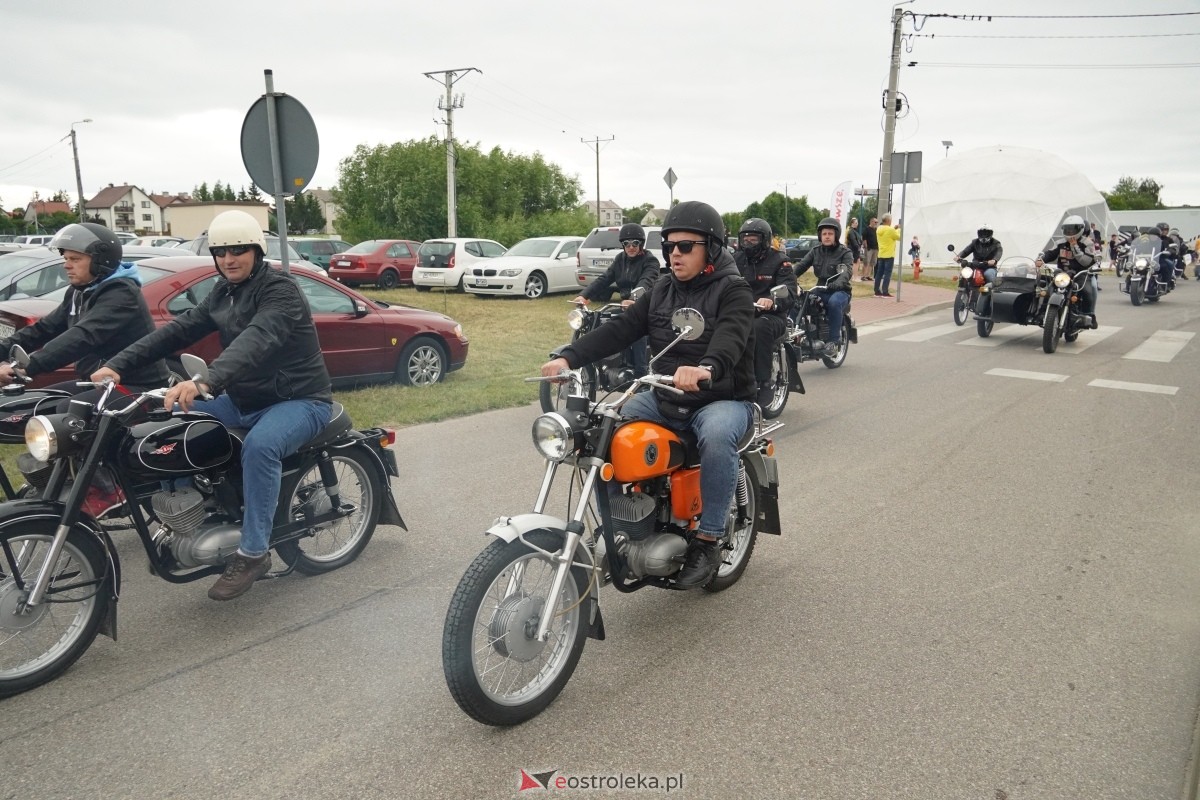 XIII zlot fanów starej motoryzacji w Rzekuniu [22.06.2024] - zdjęcie #111 - eOstroleka.pl