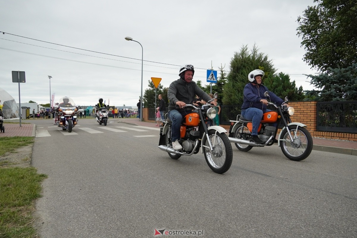 XIII zlot fanów starej motoryzacji w Rzekuniu [22.06.2024] - zdjęcie #54 - eOstroleka.pl