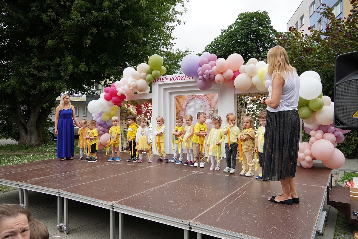 Dzień rodziny w Przedszkolu Jaś i Małgosia [24.06.2024] - zdjęcie #102 - eOstroleka.pl
