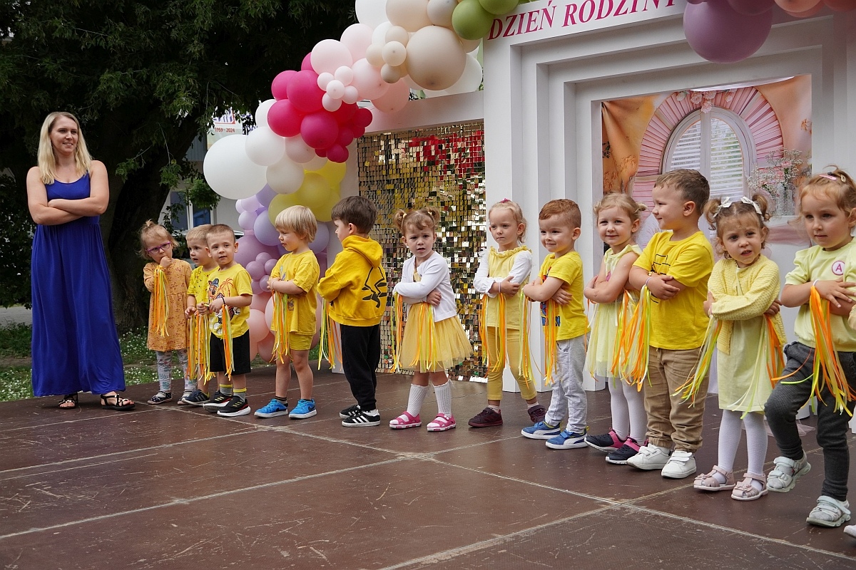 Dzień rodziny w Przedszkolu Jaś i Małgosia [24.06.2024] - zdjęcie #91 - eOstroleka.pl