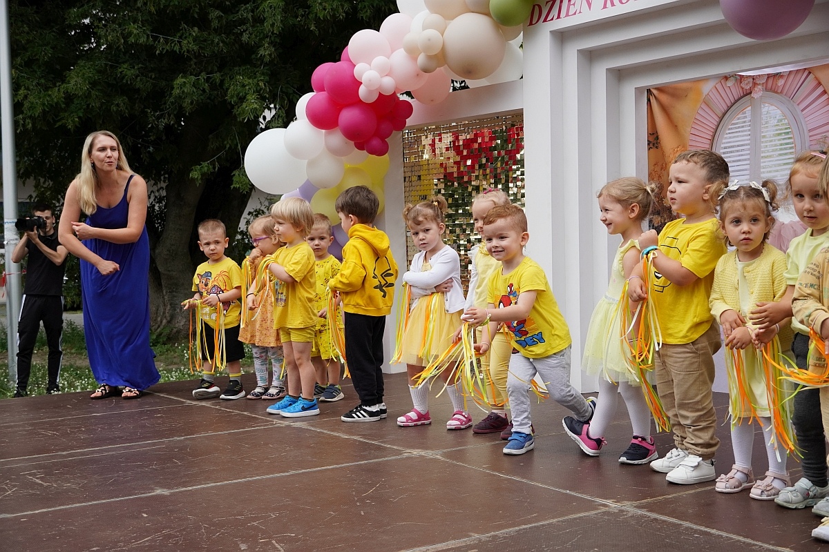 Dzień rodziny w Przedszkolu Jaś i Małgosia [24.06.2024] - zdjęcie #88 - eOstroleka.pl