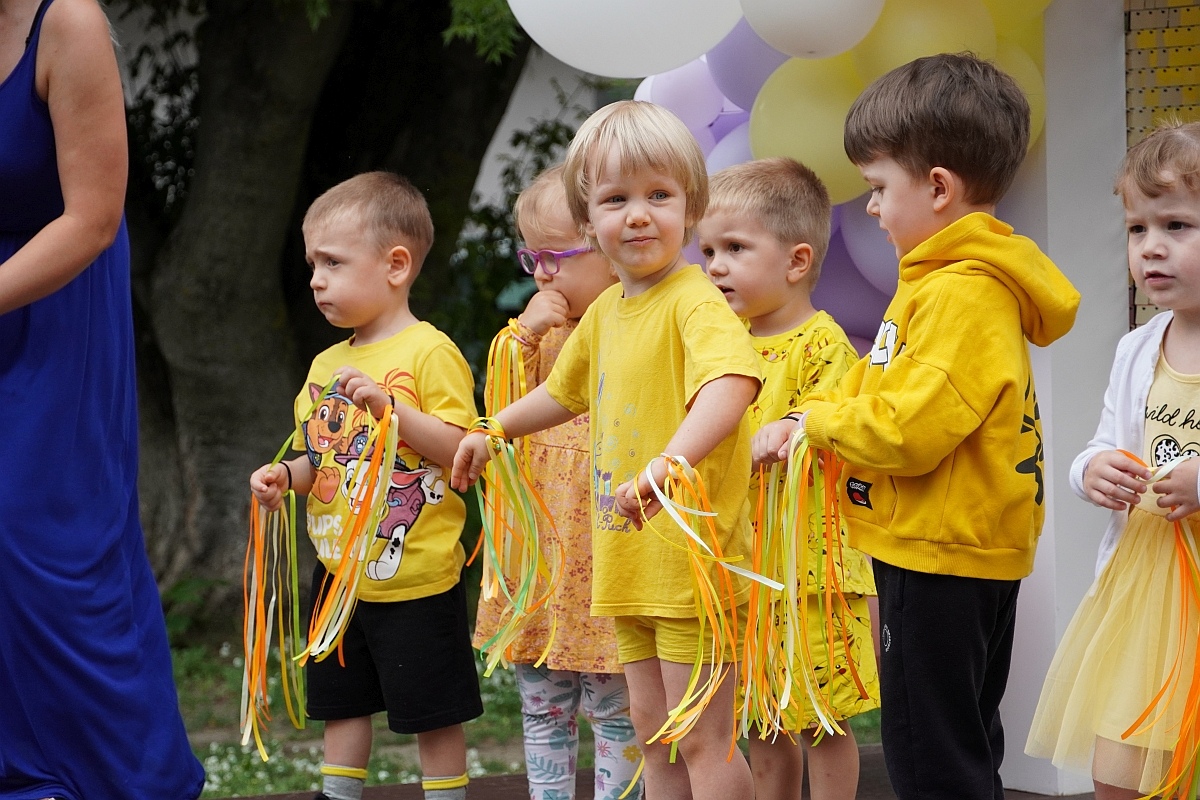Dzień rodziny w Przedszkolu Jaś i Małgosia [24.06.2024] - zdjęcie #87 - eOstroleka.pl