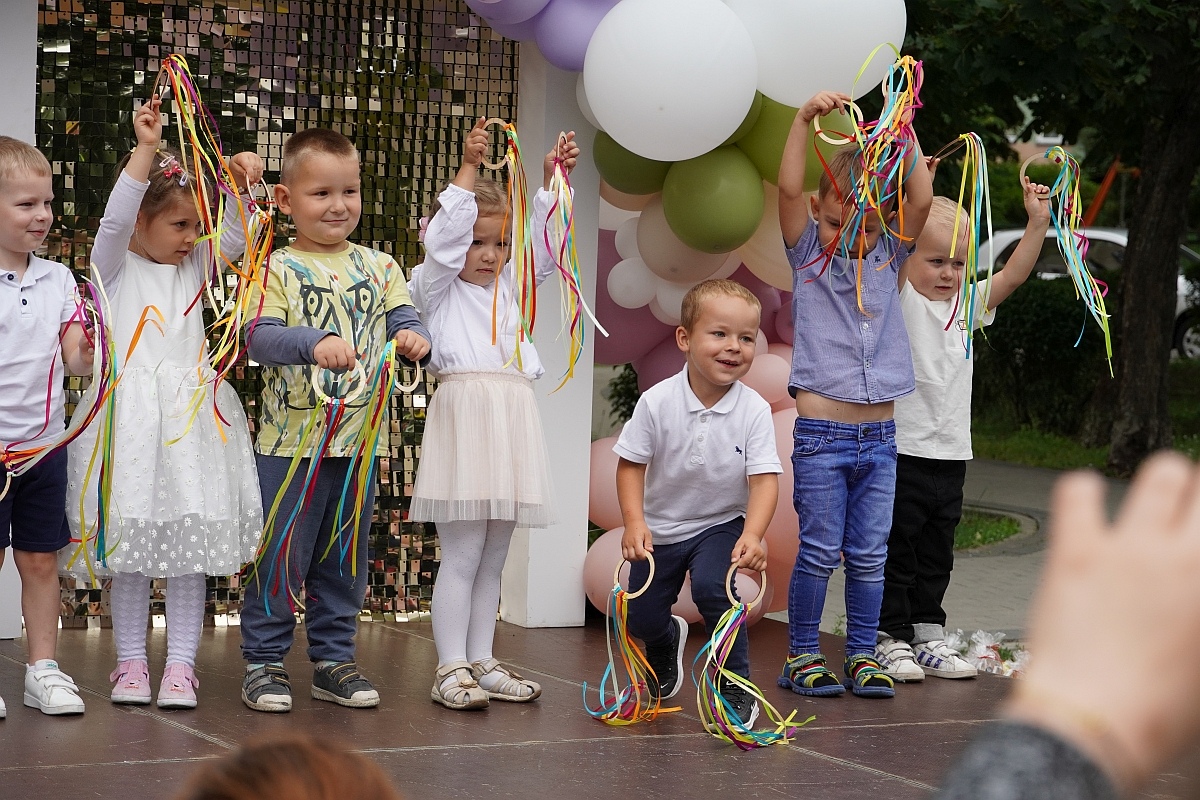 Dzień rodziny w Przedszkolu Jaś i Małgosia [24.06.2024] - zdjęcie #60 - eOstroleka.pl