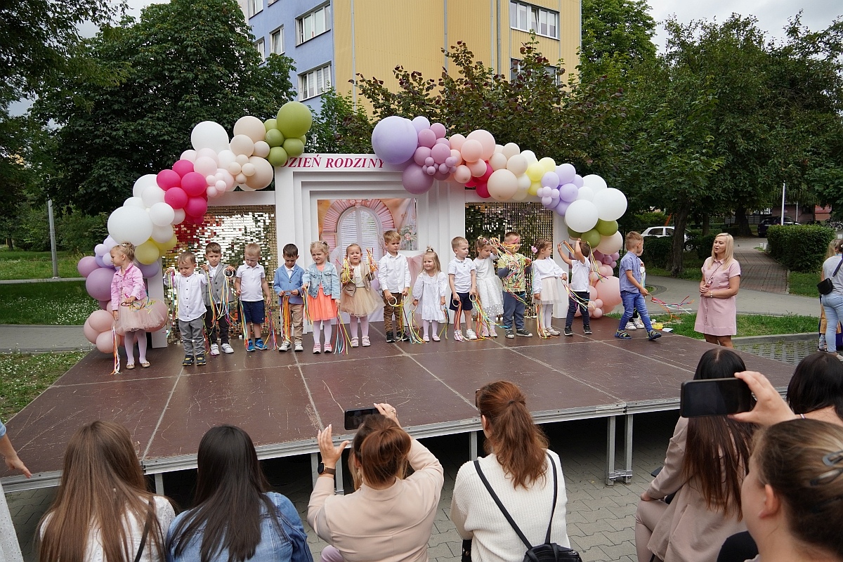Dzień rodziny w Przedszkolu Jaś i Małgosia [24.06.2024] - zdjęcie #52 - eOstroleka.pl