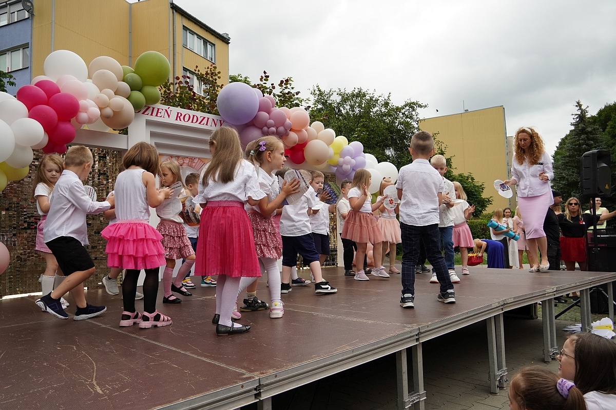 Dzień rodziny w Przedszkolu Jaś i Małgosia [24.06.2024] - zdjęcie #50 - eOstroleka.pl