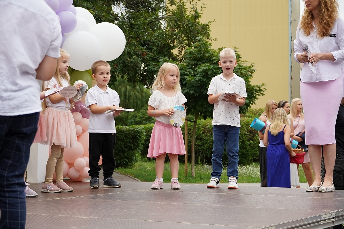 Dzień rodziny w Przedszkolu Jaś i Małgosia [24.06.2024] - zdjęcie #48 - eOstroleka.pl