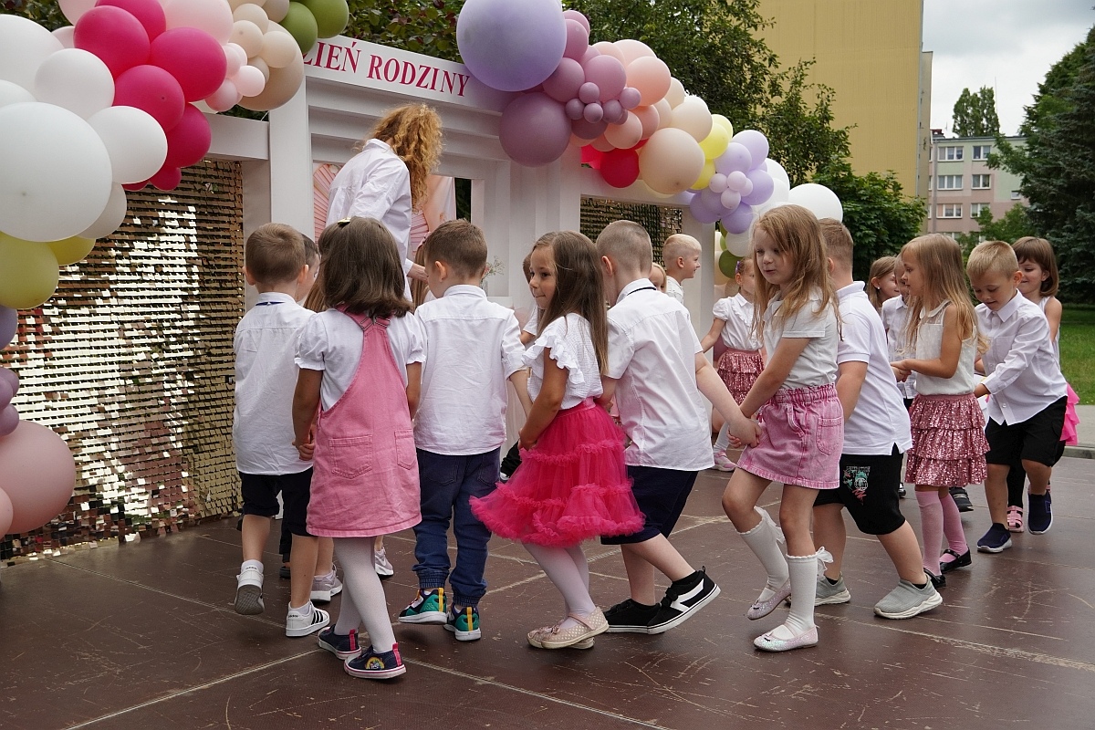 Dzień rodziny w Przedszkolu Jaś i Małgosia [24.06.2024] - zdjęcie #47 - eOstroleka.pl