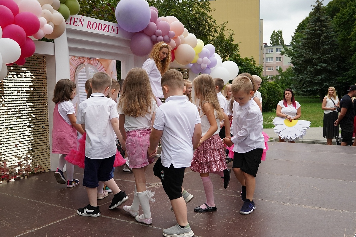 Dzień rodziny w Przedszkolu Jaś i Małgosia [24.06.2024] - zdjęcie #45 - eOstroleka.pl