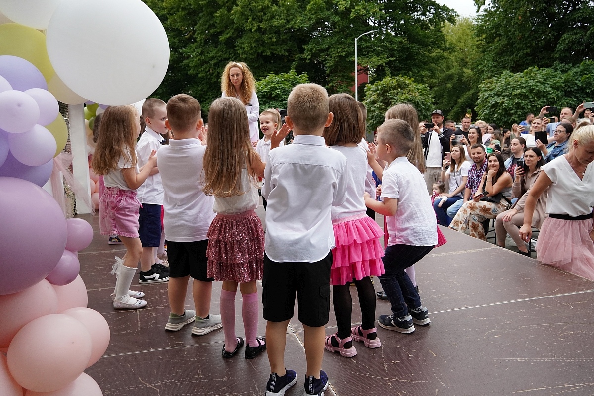 Dzień rodziny w Przedszkolu Jaś i Małgosia [24.06.2024] - zdjęcie #44 - eOstroleka.pl