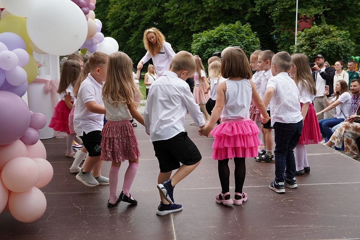 Dzień rodziny w Przedszkolu Jaś i Małgosia [24.06.2024] - zdjęcie #43 - eOstroleka.pl