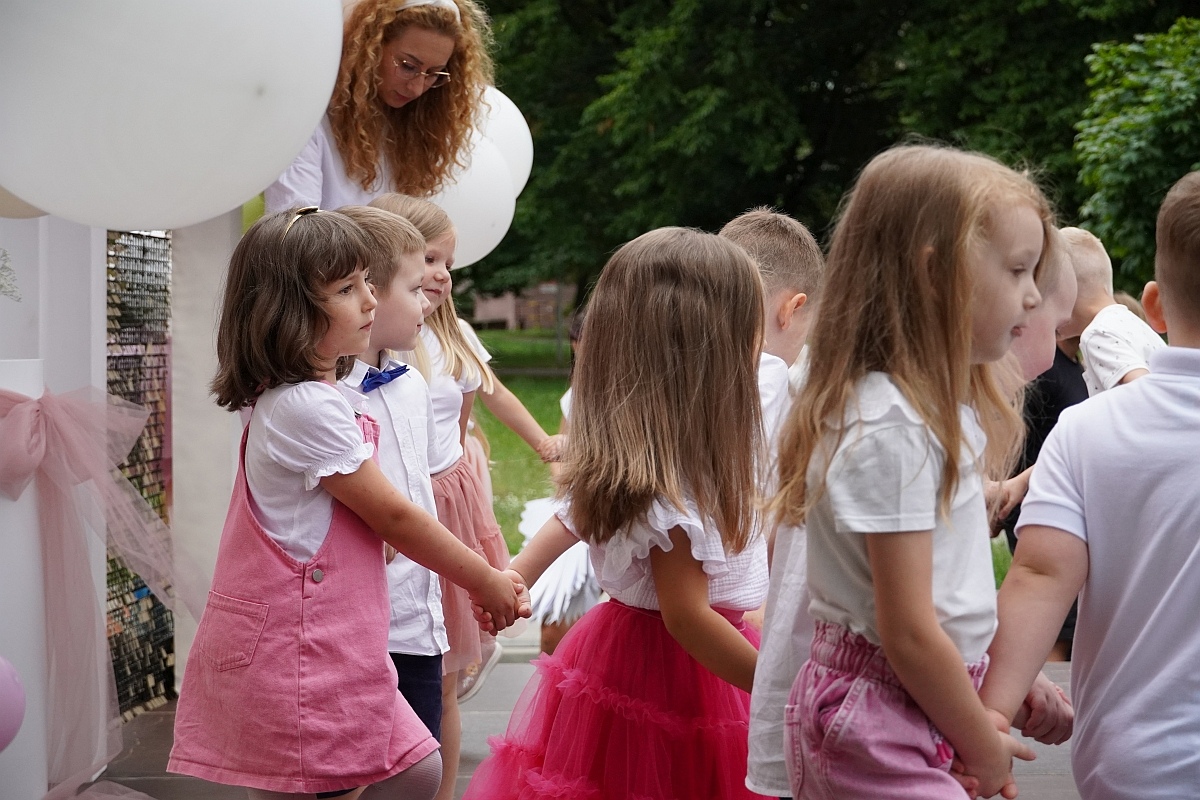 Dzień rodziny w Przedszkolu Jaś i Małgosia [24.06.2024] - zdjęcie #42 - eOstroleka.pl