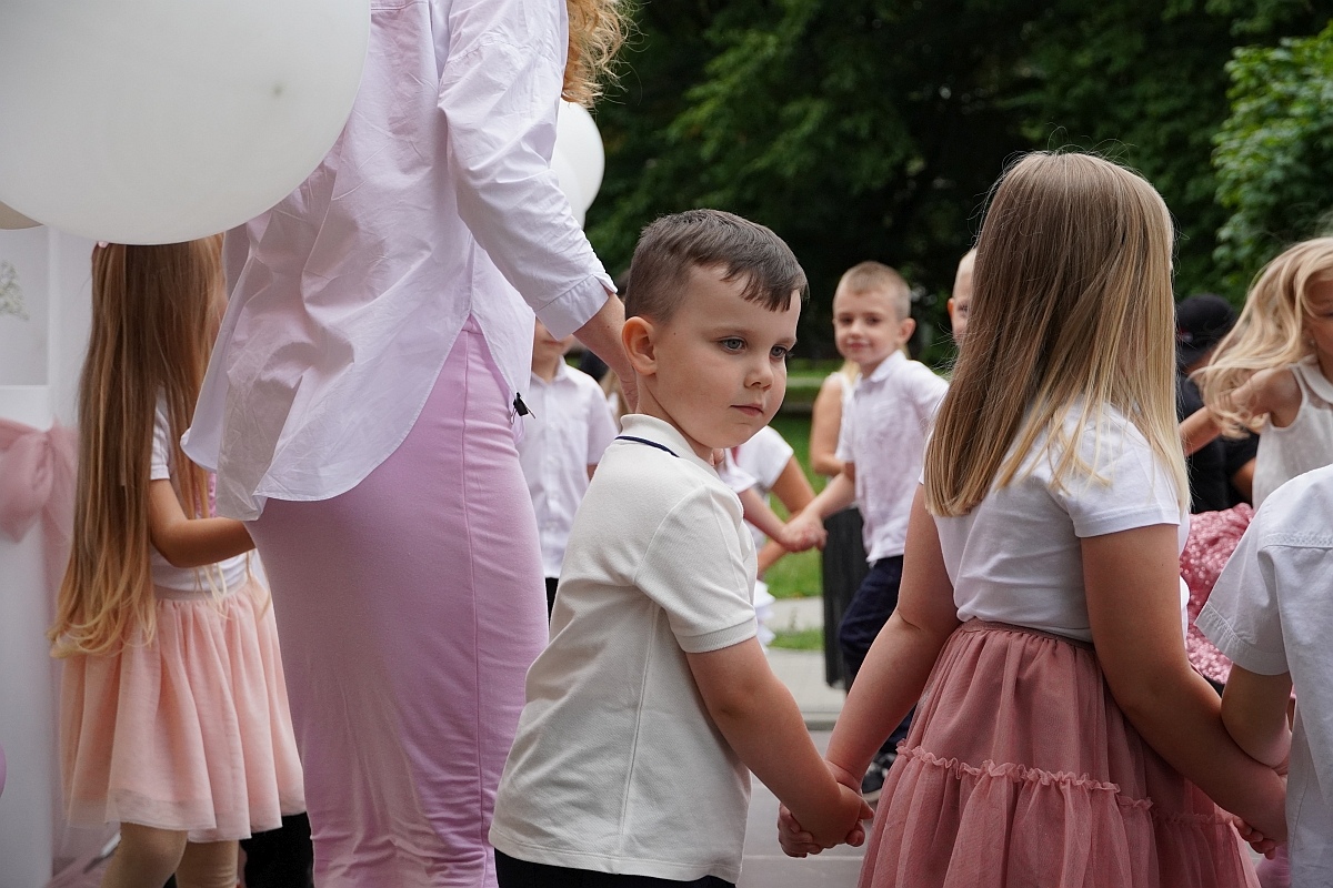 Dzień rodziny w Przedszkolu Jaś i Małgosia [24.06.2024] - zdjęcie #40 - eOstroleka.pl