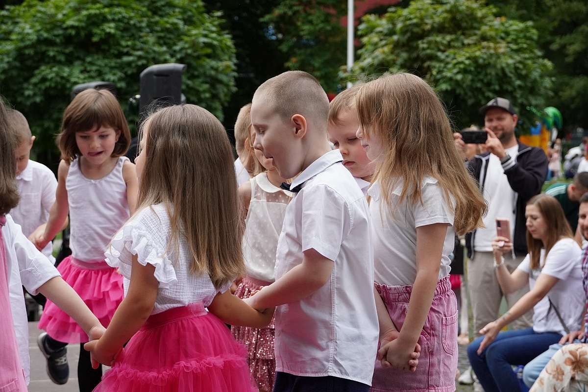 Dzień rodziny w Przedszkolu Jaś i Małgosia [24.06.2024] - zdjęcie #38 - eOstroleka.pl