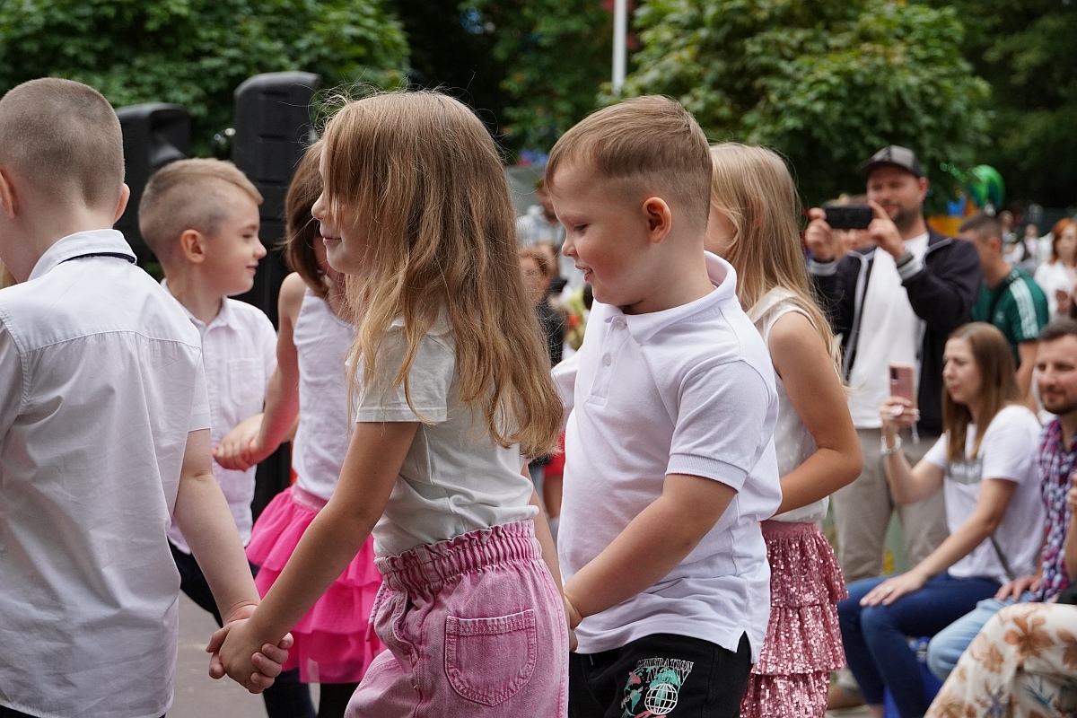 Dzień rodziny w Przedszkolu Jaś i Małgosia [24.06.2024] - zdjęcie #37 - eOstroleka.pl