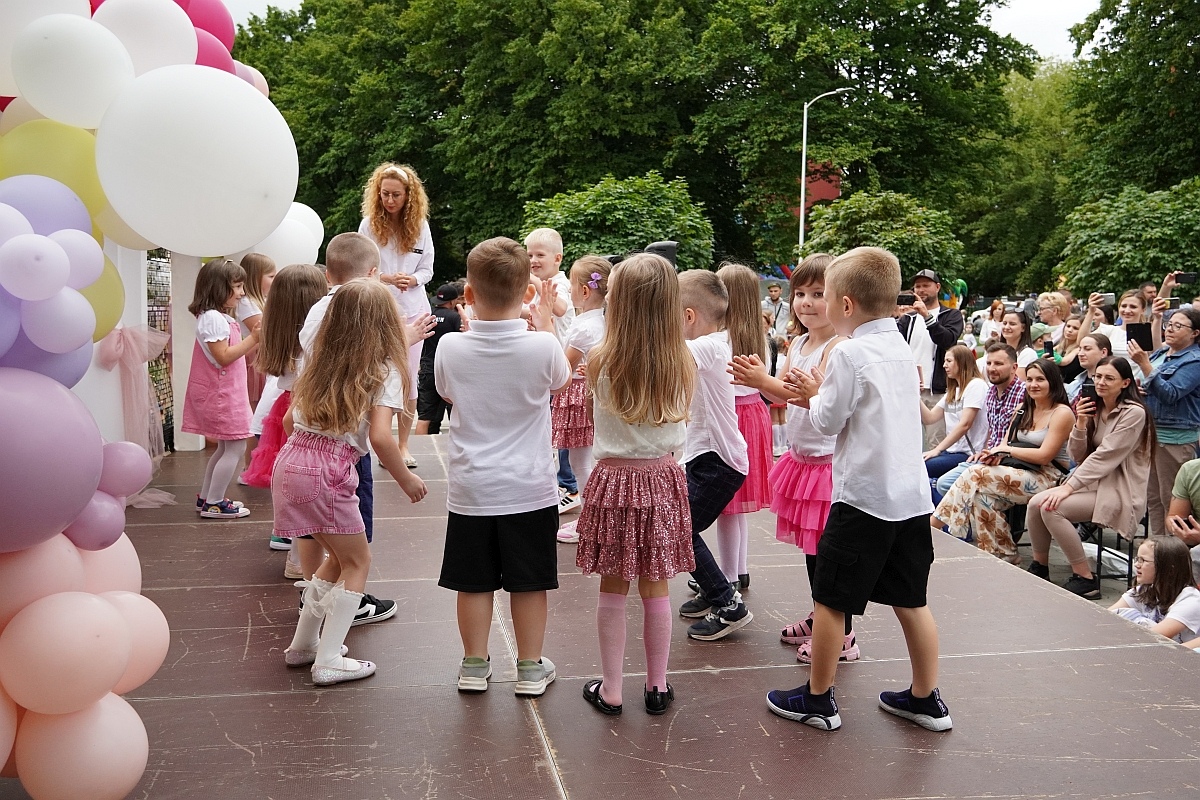 Dzień rodziny w Przedszkolu Jaś i Małgosia [24.06.2024] - zdjęcie #33 - eOstroleka.pl