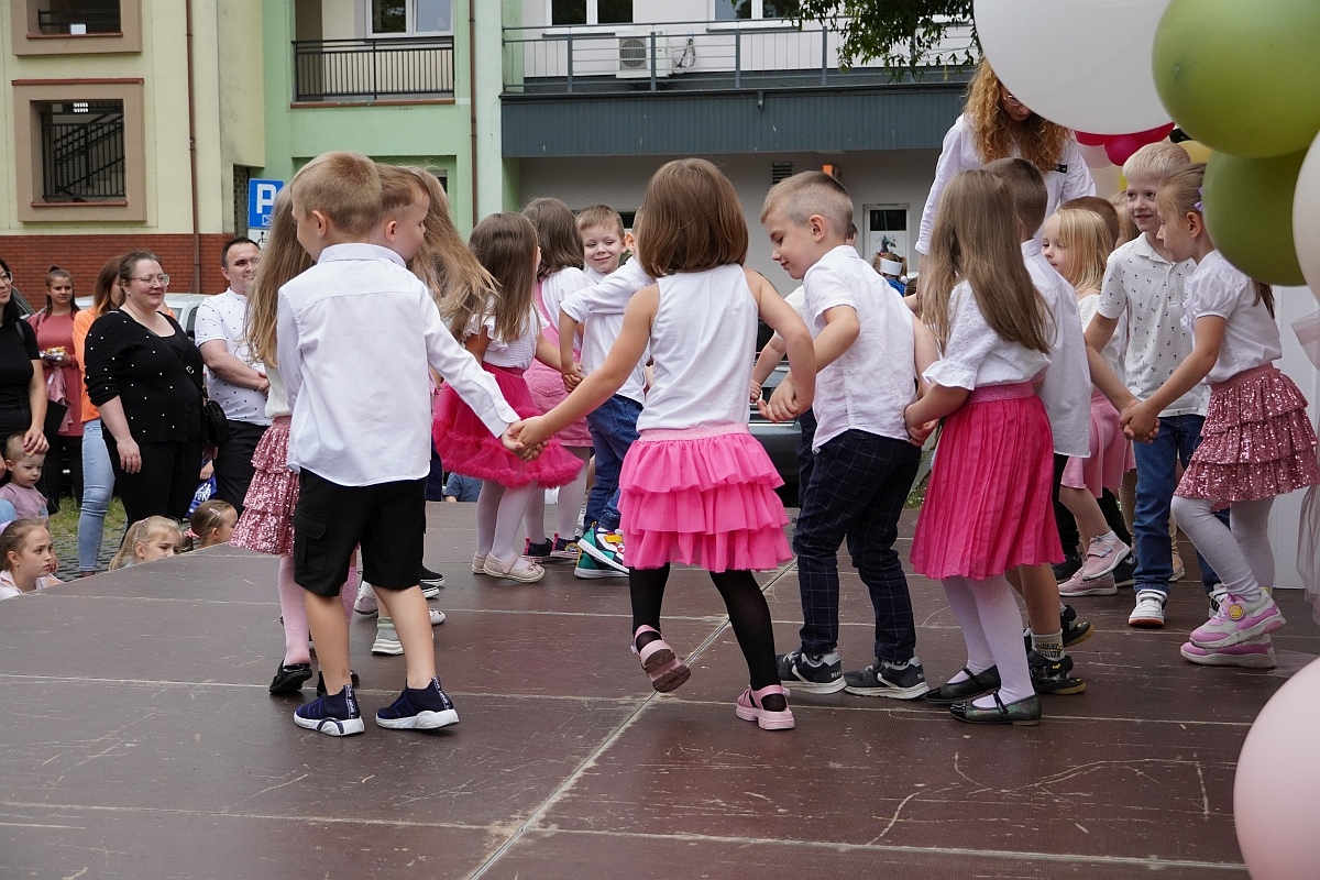Dzień rodziny w Przedszkolu Jaś i Małgosia [24.06.2024] - zdjęcie #32 - eOstroleka.pl