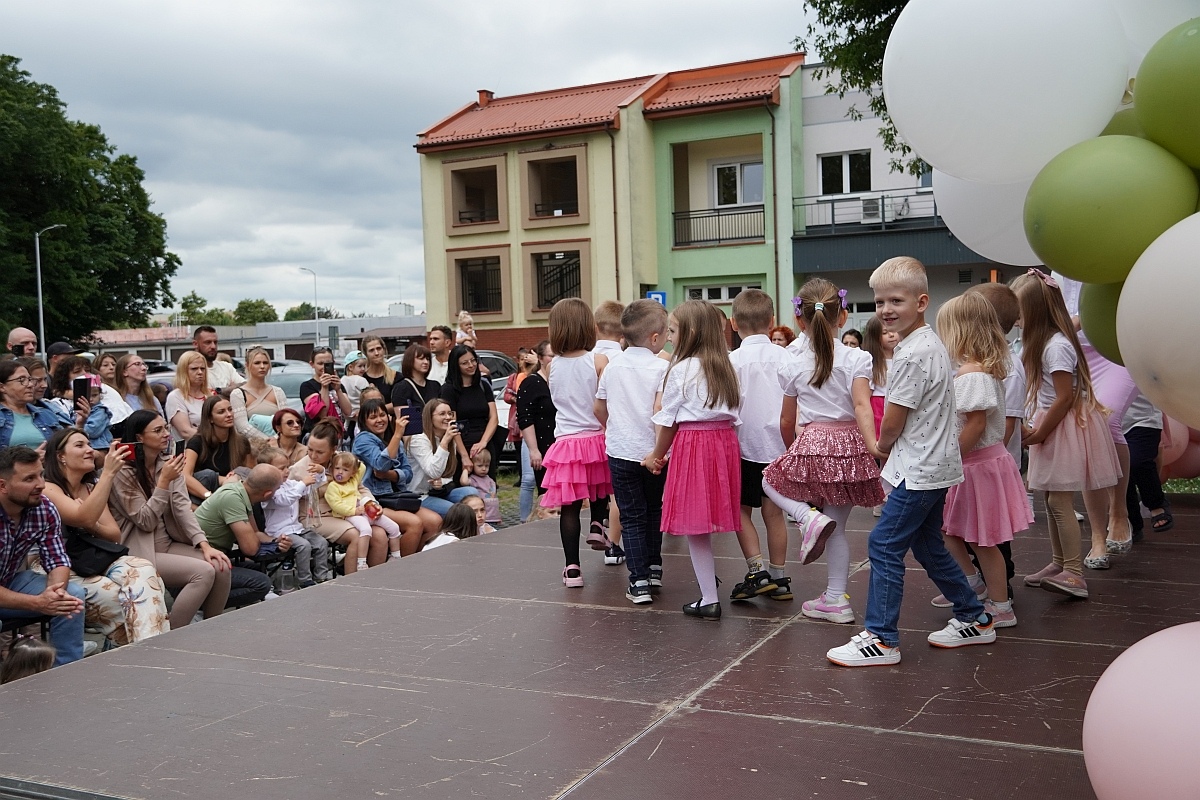 Dzień rodziny w Przedszkolu Jaś i Małgosia [24.06.2024] - zdjęcie #30 - eOstroleka.pl