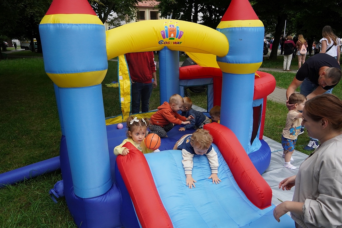 Dzień rodziny w Przedszkolu Jaś i Małgosia [24.06.2024] - zdjęcie #28 - eOstroleka.pl