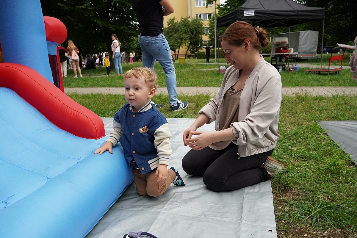 Dzień rodziny w Przedszkolu Jaś i Małgosia [24.06.2024] - zdjęcie #25 - eOstroleka.pl
