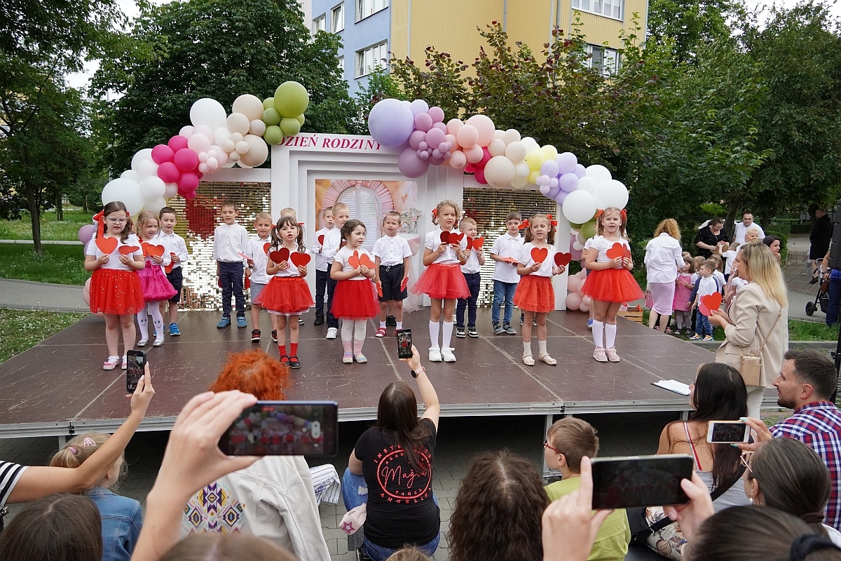 Dzień rodziny w Przedszkolu Jaś i Małgosia [24.06.2024] - zdjęcie #10 - eOstroleka.pl