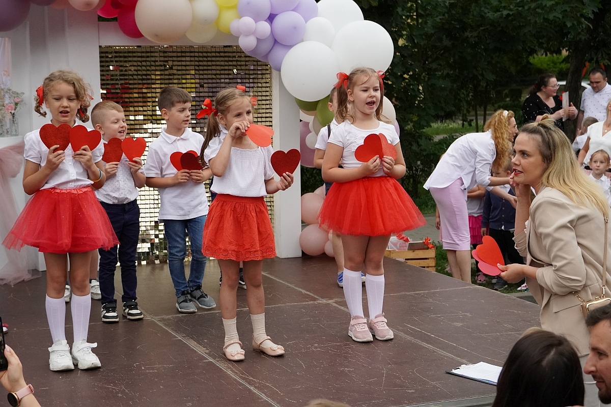 Dzień rodziny w Przedszkolu Jaś i Małgosia [24.06.2024] - zdjęcie #9 - eOstroleka.pl
