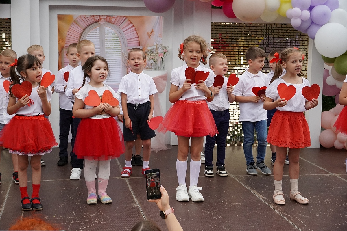 Dzień rodziny w Przedszkolu Jaś i Małgosia [24.06.2024] - zdjęcie #8 - eOstroleka.pl