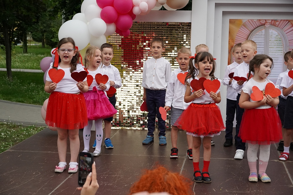 Dzień rodziny w Przedszkolu Jaś i Małgosia [24.06.2024] - zdjęcie #6 - eOstroleka.pl