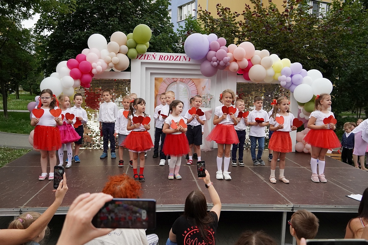 Dzień rodziny w Przedszkolu Jaś i Małgosia [24.06.2024] - zdjęcie #5 - eOstroleka.pl