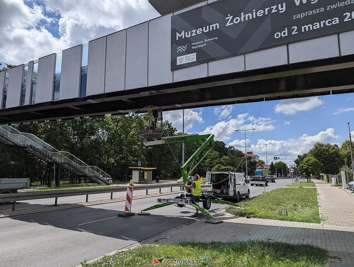Naprawa kładki przed Muzeum Żołnierzy Wyklętych [26.06.2024] - zdjęcie #12 - eOstroleka.pl