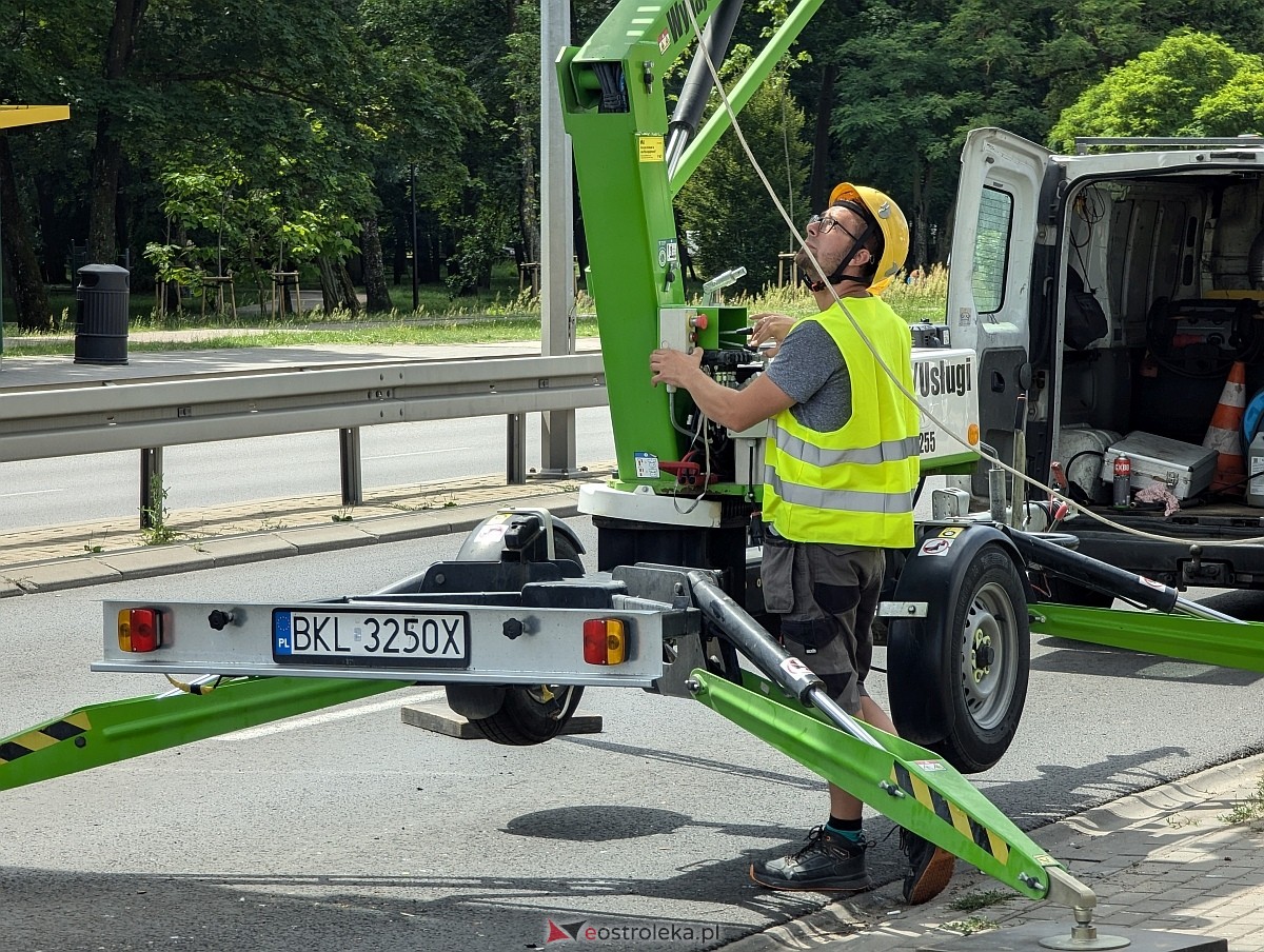 Naprawa kładki przed Muzeum Żołnierzy Wyklętych [26.06.2024] - zdjęcie #10 - eOstroleka.pl