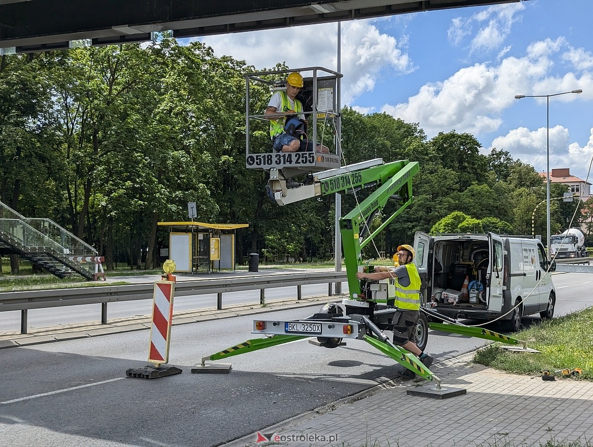 Naprawa kładki przed Muzeum Żołnierzy Wyklętych [26.06.2024] - zdjęcie #9 - eOstroleka.pl