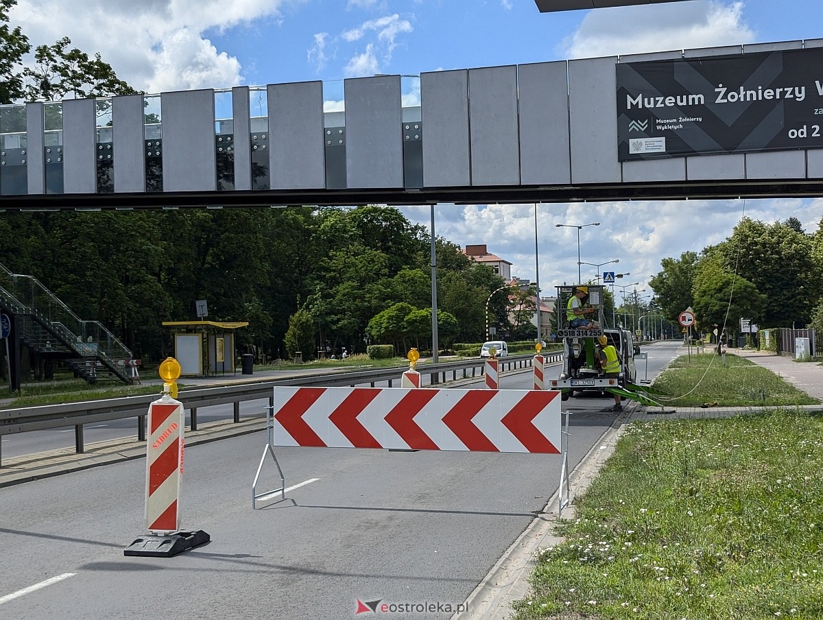 Naprawa kładki przed Muzeum Żołnierzy Wyklętych [26.06.2024] - zdjęcie #8 - eOstroleka.pl