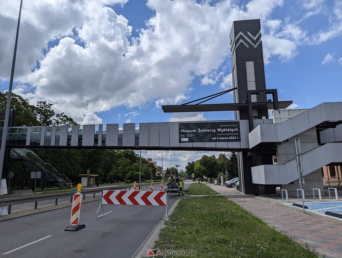 Naprawa kładki przed Muzeum Żołnierzy Wyklętych [26.06.2024] - zdjęcie #7 - eOstroleka.pl