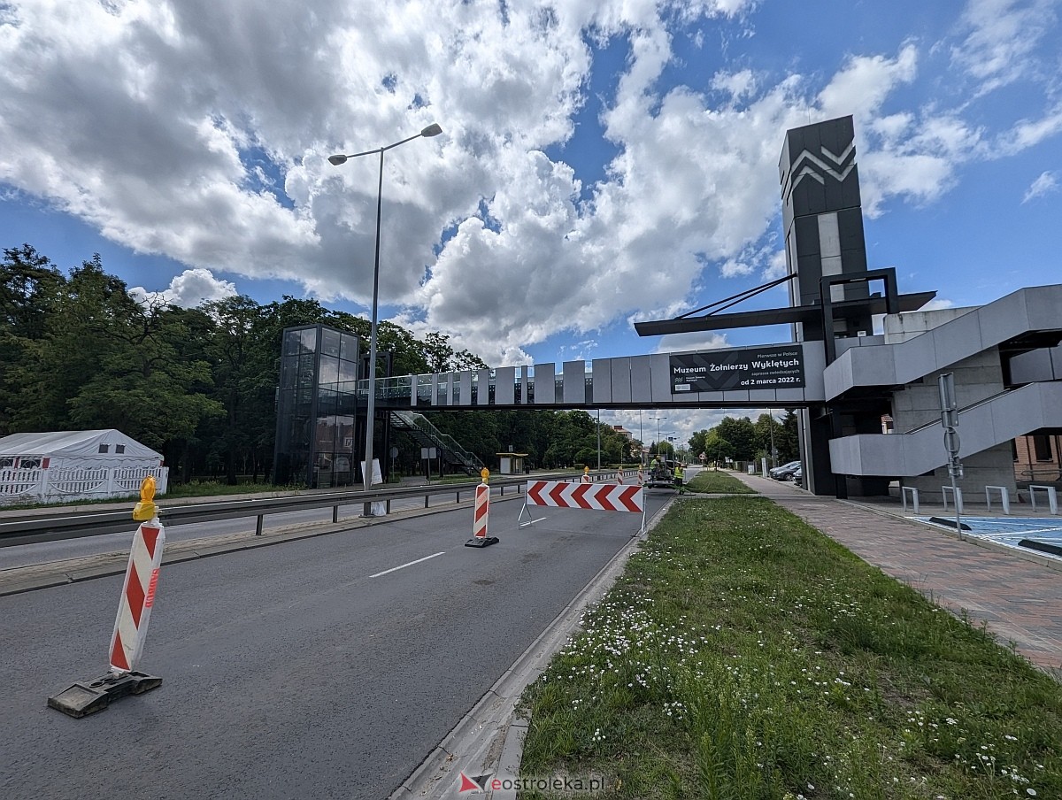 Naprawa kładki przed Muzeum Żołnierzy Wyklętych [26.06.2024] - zdjęcie #6 - eOstroleka.pl