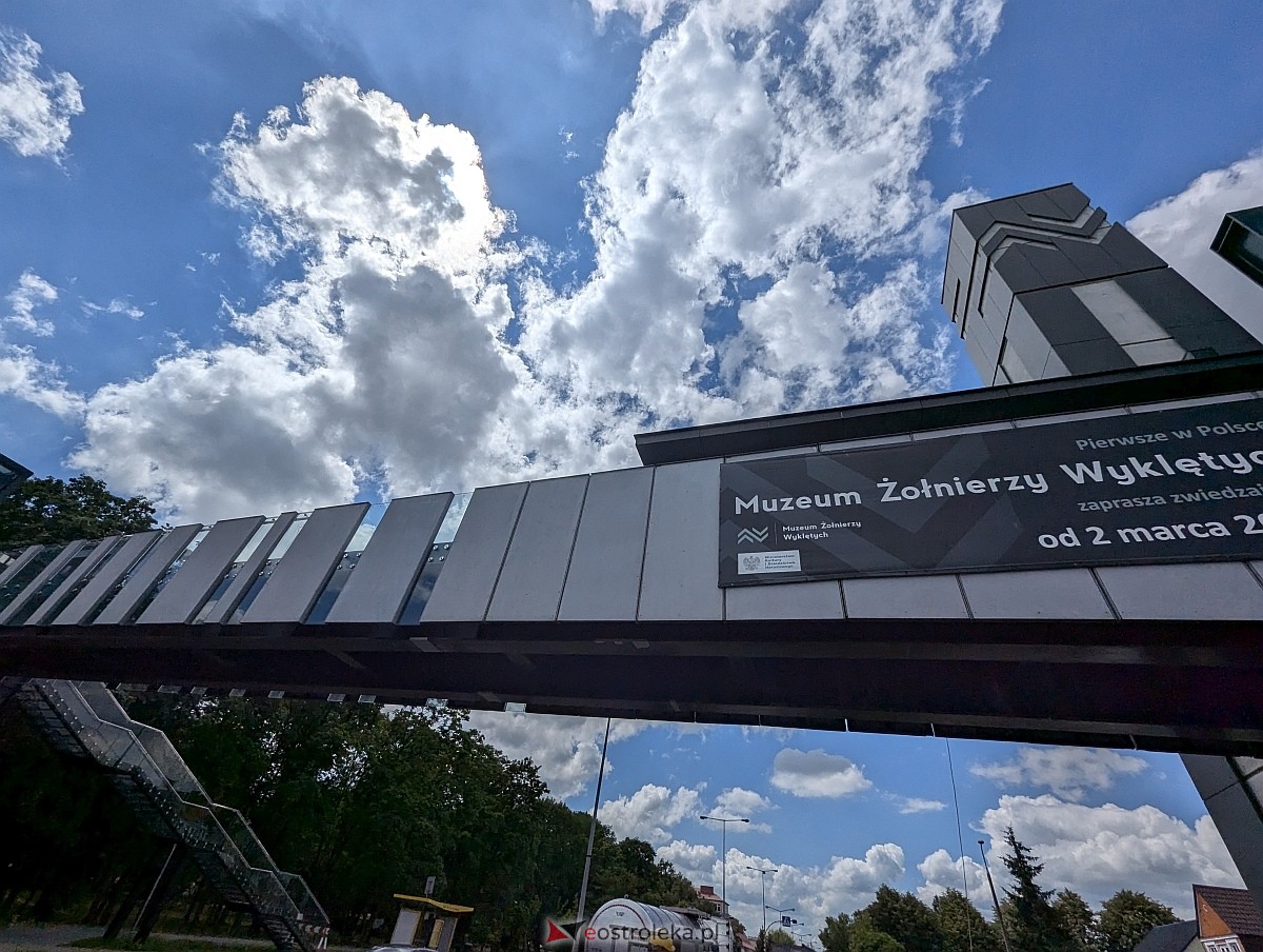Naprawa kładki przed Muzeum Żołnierzy Wyklętych [26.06.2024] - zdjęcie #4 - eOstroleka.pl
