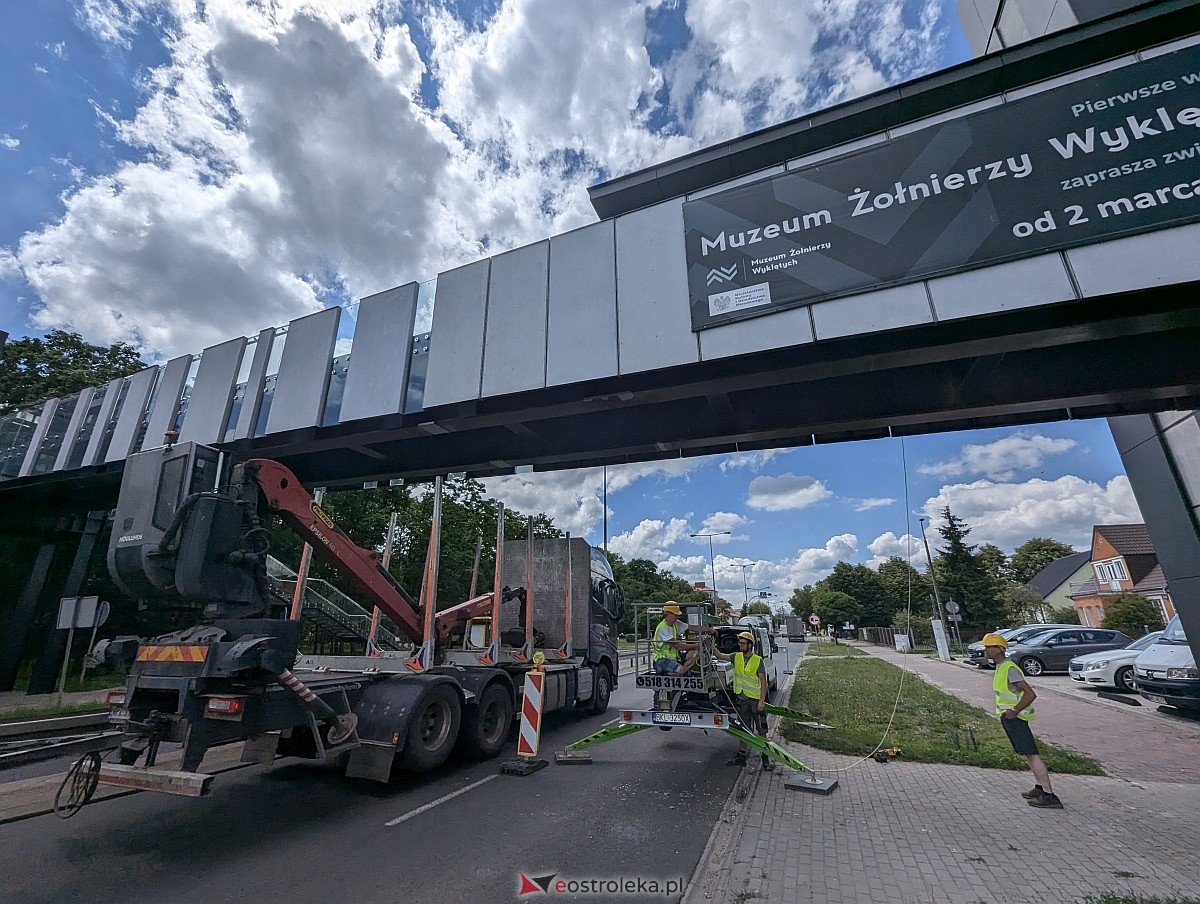 Naprawa kładki przed Muzeum Żołnierzy Wyklętych [26.06.2024] - zdjęcie #3 - eOstroleka.pl