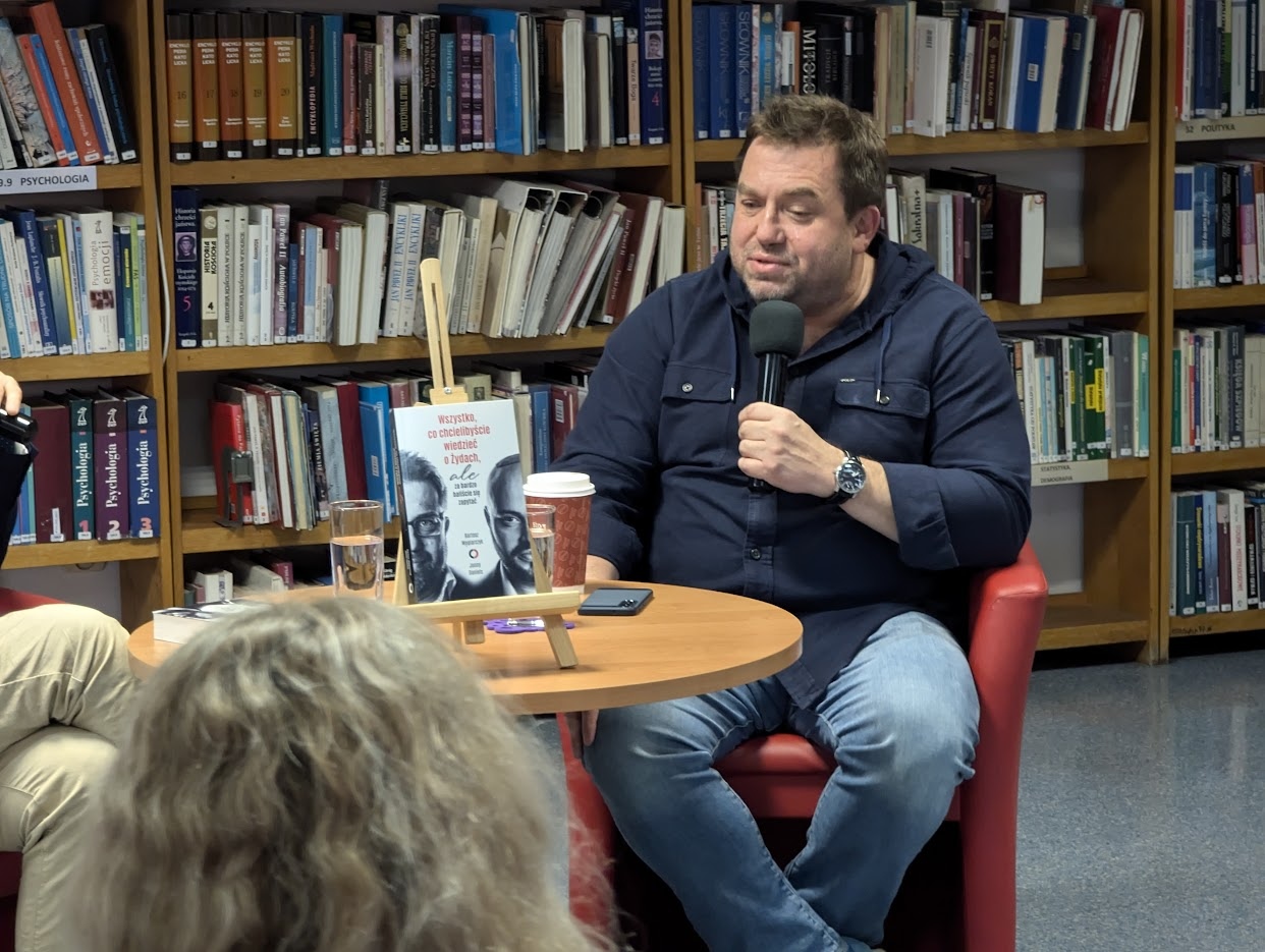 „Z pisarzami na tapecie czyli ostrołęckie spotkania literackie” - Bartosz Węglarczyk [02.07.2024] - zdjęcie #19 - eOstroleka.pl