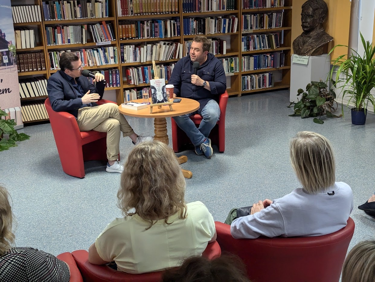 „Z pisarzami na tapecie czyli ostrołęckie spotkania literackie” - Bartosz Węglarczyk [02.07.2024] - zdjęcie #18 - eOstroleka.pl