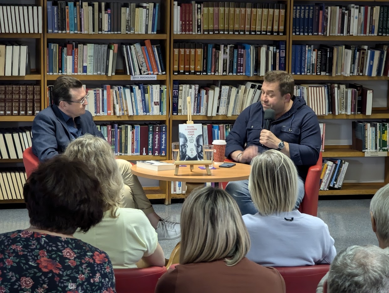 „Z pisarzami na tapecie czyli ostrołęckie spotkania literackie” - Bartosz Węglarczyk [02.07.2024] - zdjęcie #17 - eOstroleka.pl