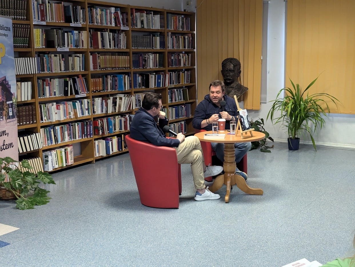 „Z pisarzami na tapecie czyli ostrołęckie spotkania literackie” - Bartosz Węglarczyk [02.07.2024] - zdjęcie #15 - eOstroleka.pl