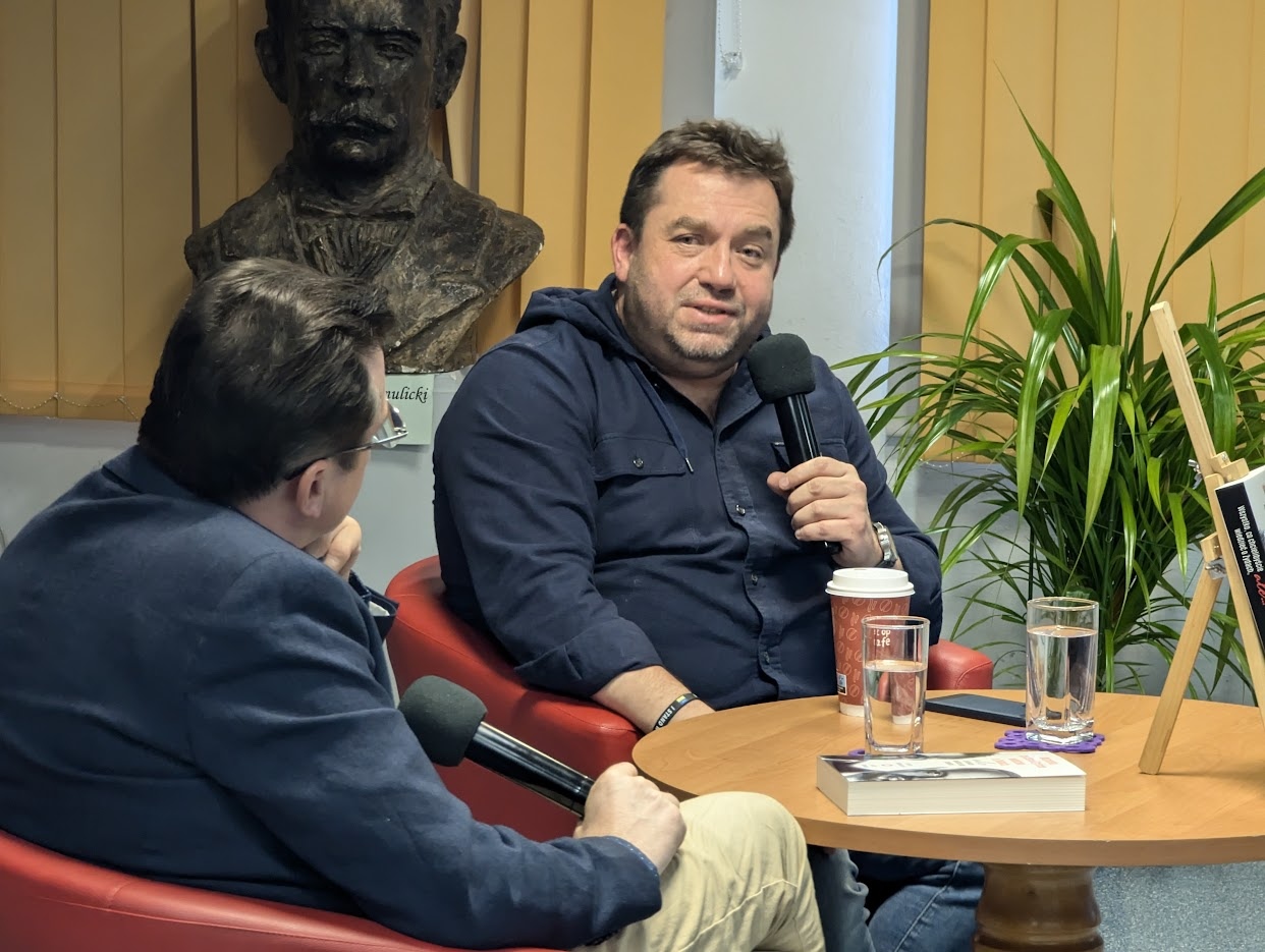 „Z pisarzami na tapecie czyli ostrołęckie spotkania literackie” - Bartosz Węglarczyk [02.07.2024] - zdjęcie #12 - eOstroleka.pl